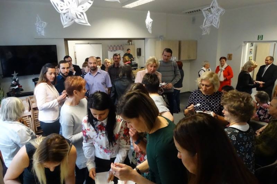 Uczestnicy podczas poczęstunku