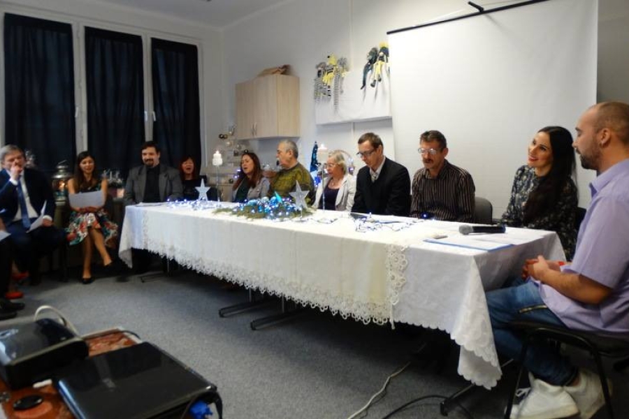 Uczestniczy śpiewający piosenki przy stole