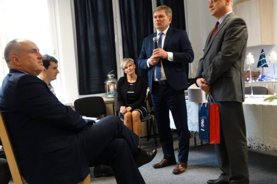 Burmistrz przemawiający do gości