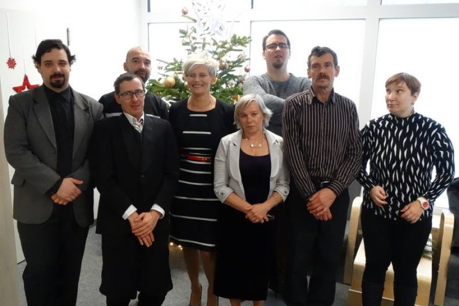 Uczestnicy na tle choinki