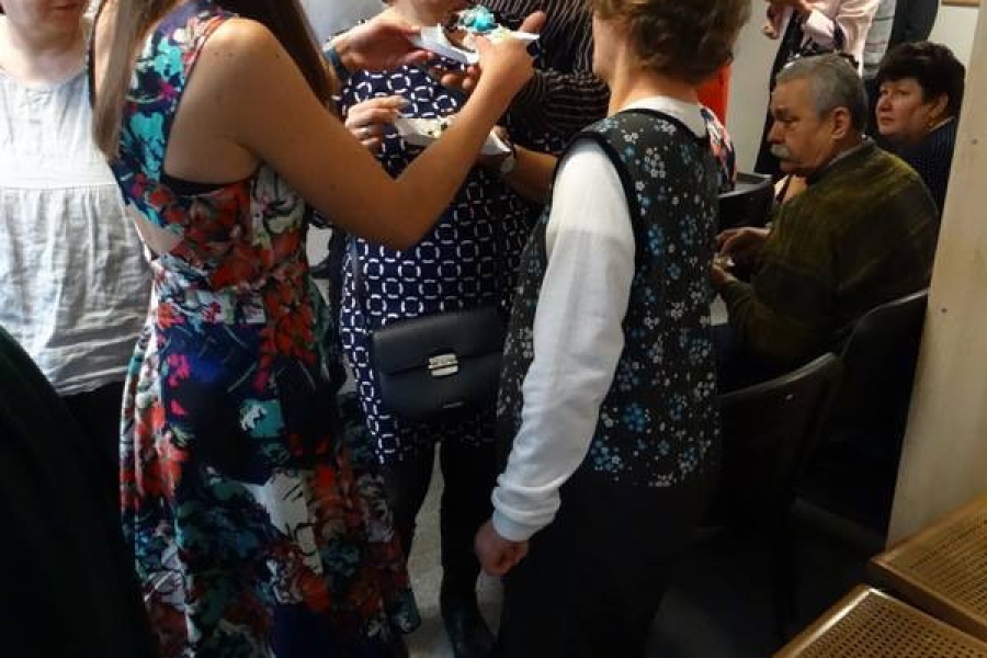 Terapeutka dzieląca się tortem z uczestnikami