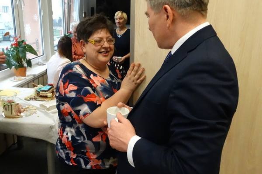 Burmistrz rozmawiający z uczestniczką