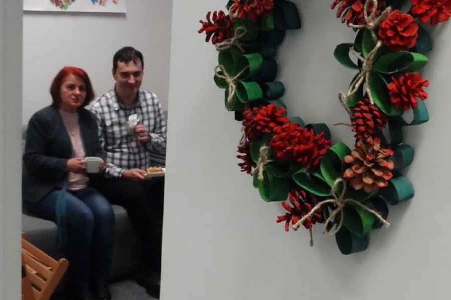 Wigilijny wianek na drzwiach na tle gości