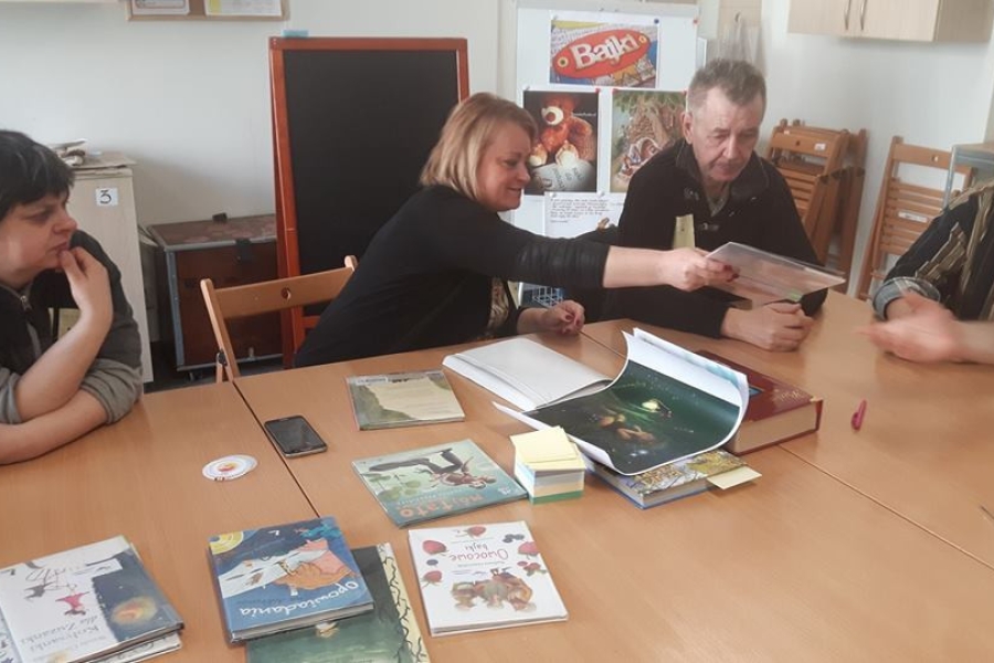 Uczestnicy podczas terapii z książkami.