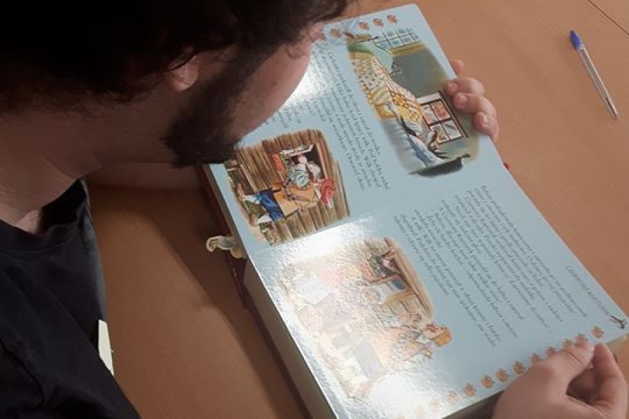 Uczestnik czytający bajkę.