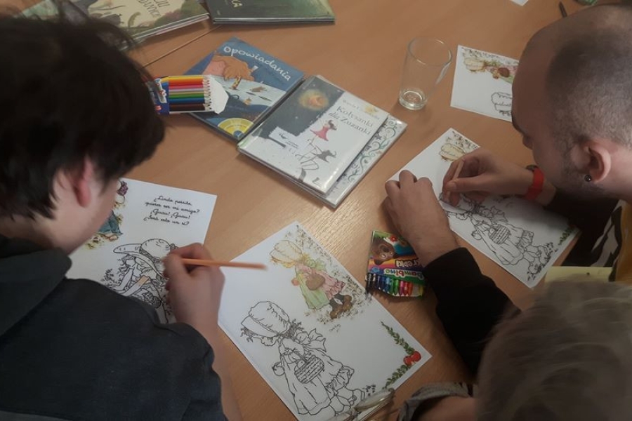 Uczestnicy wykonujący malunki tematycznej.