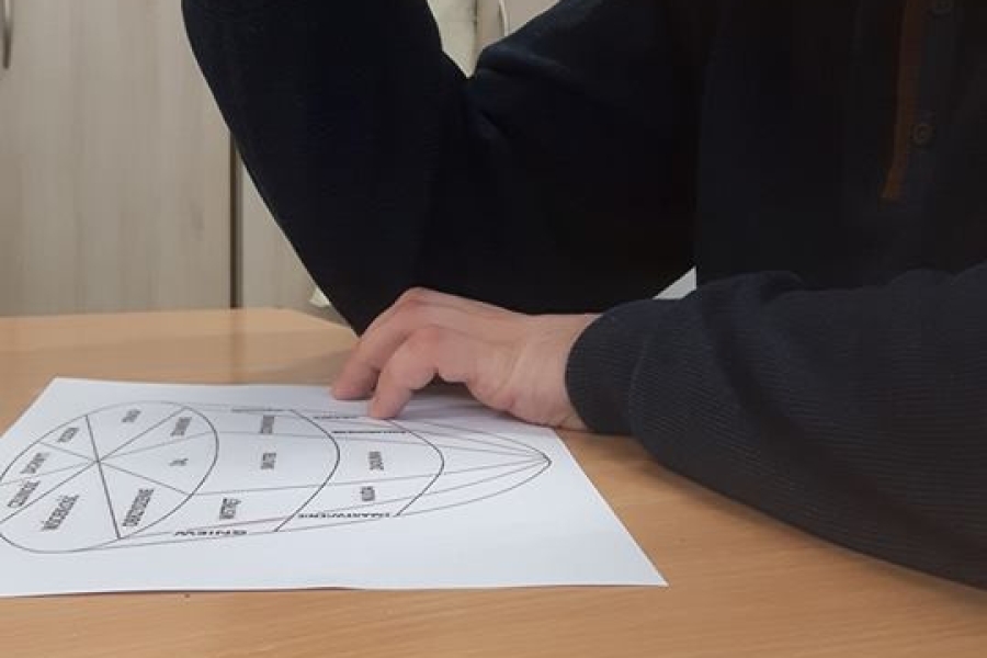 Uśmiechnięty uczestnik wykonujący pracę związaną z emocjami.