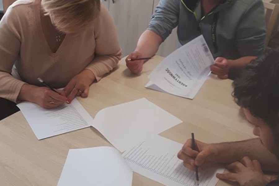 Uczestnicy przygotowujący się do zadania tekstowego.