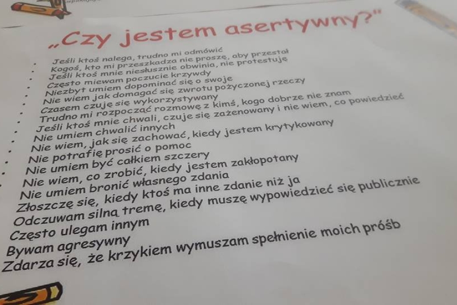 Zdjęcie przedstawiające tekst o asertywności. 