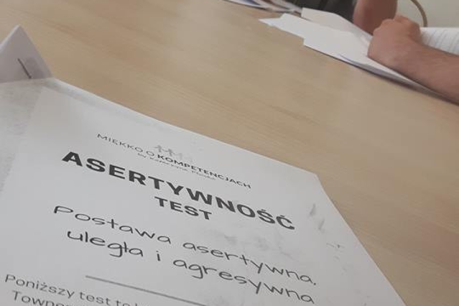 Uczestnicy podczas testu o asertywności.