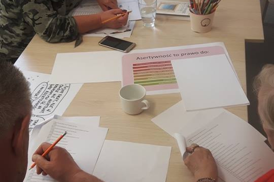 Wypełnianie testu przez uczestników.