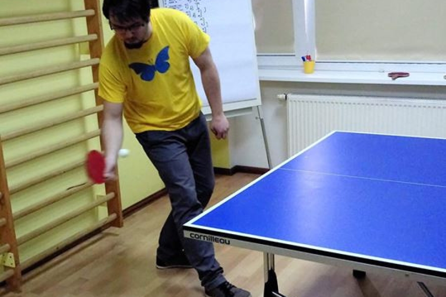 Uczestnik odpijający piłkę do pingponga