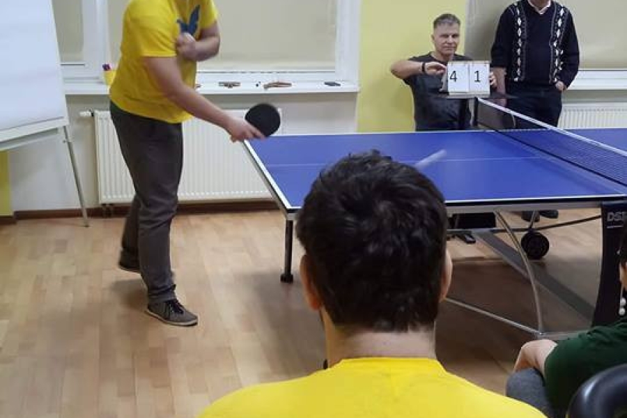 Uczestnik odbijający piłeczkę podczas rozgrywki