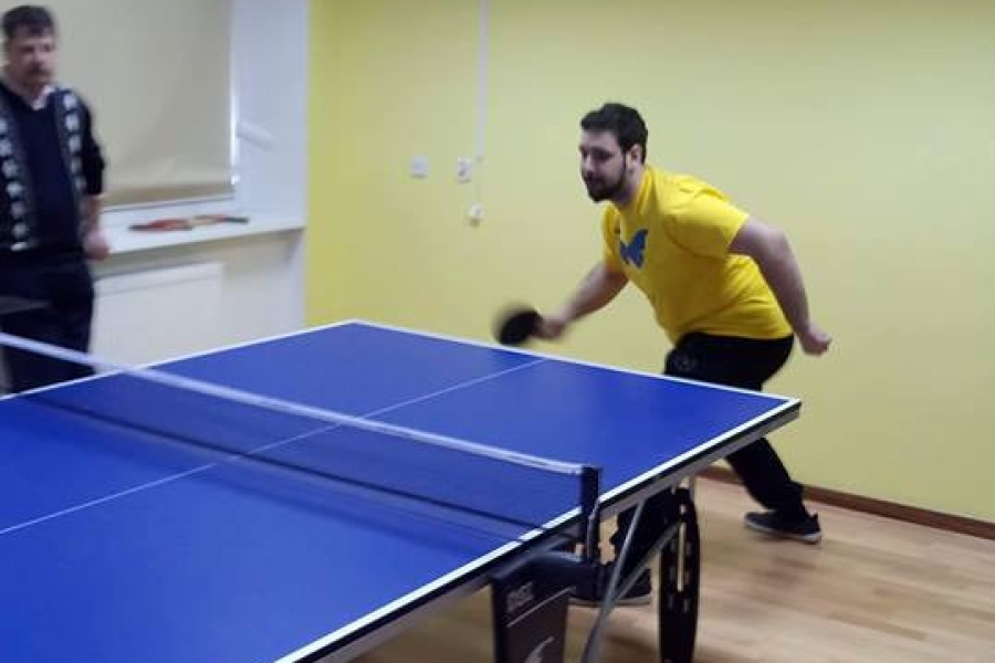 Uczestnik podczas gry w tenisa stołowego
