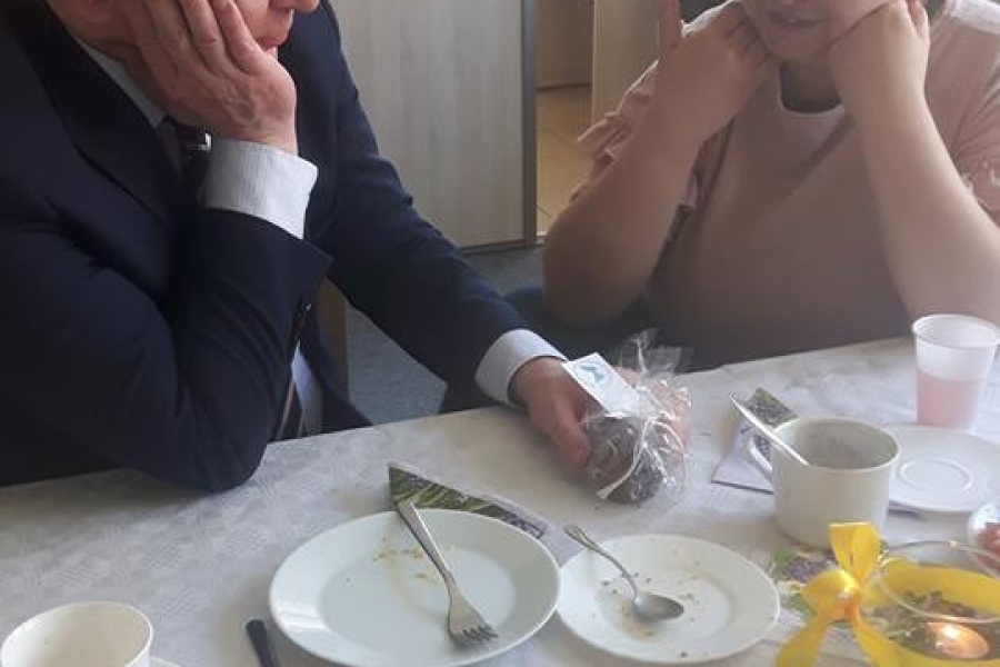 Uczestnika wraz z burmistrzem przy stole wielkanocnym