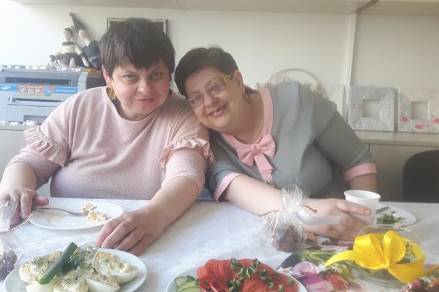 Uczestniczki podczas śniadania wielkanocnego