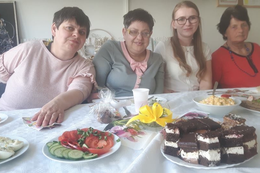 Uczestniczki z terapeutą podczas poczęstunku