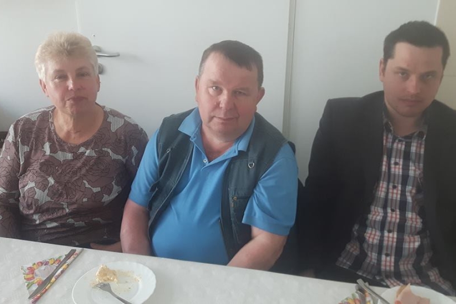 Uczestnik z rodzicami przy stole wielkanocnym