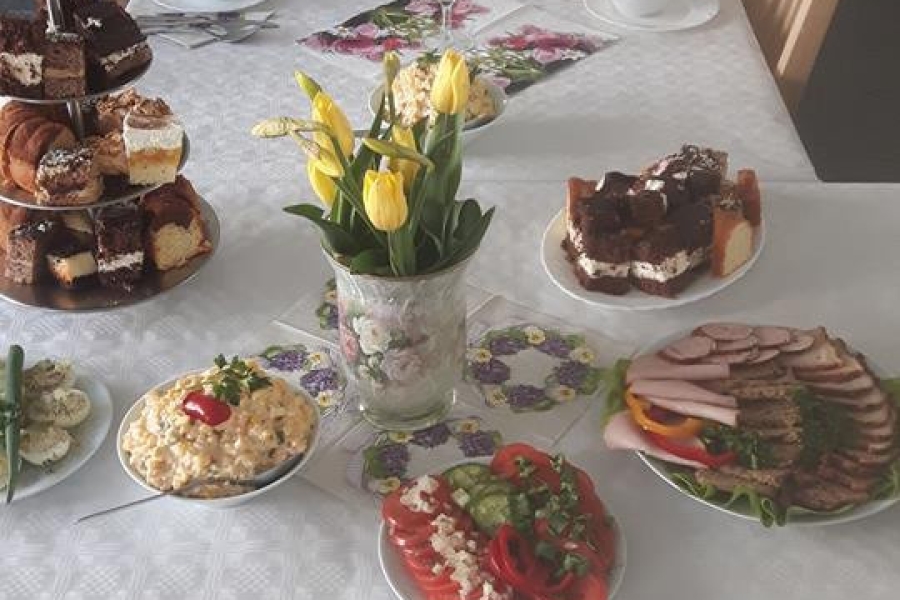 Przygotowany stół do śniadania wielkanocnego 