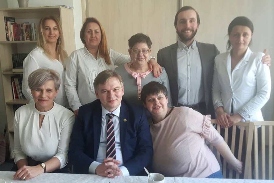 Kadra pracownicza wraz z uczestnikiem i Burmistrzem