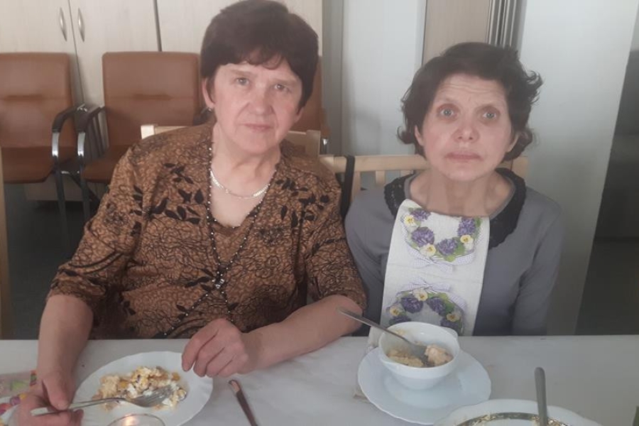 Uczestniczka wraz z siostrą podczas śniadania