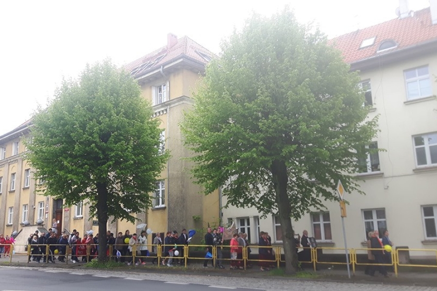 Zbiorowy przemarsz na tle Sądu w Gryfinie