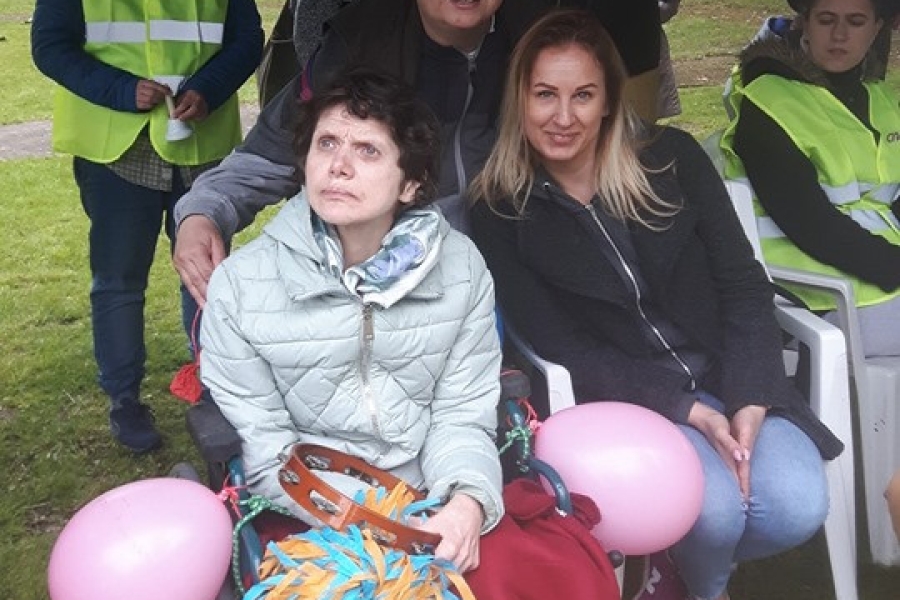 Uczestnicy wraz z terapeutami pod namiotem