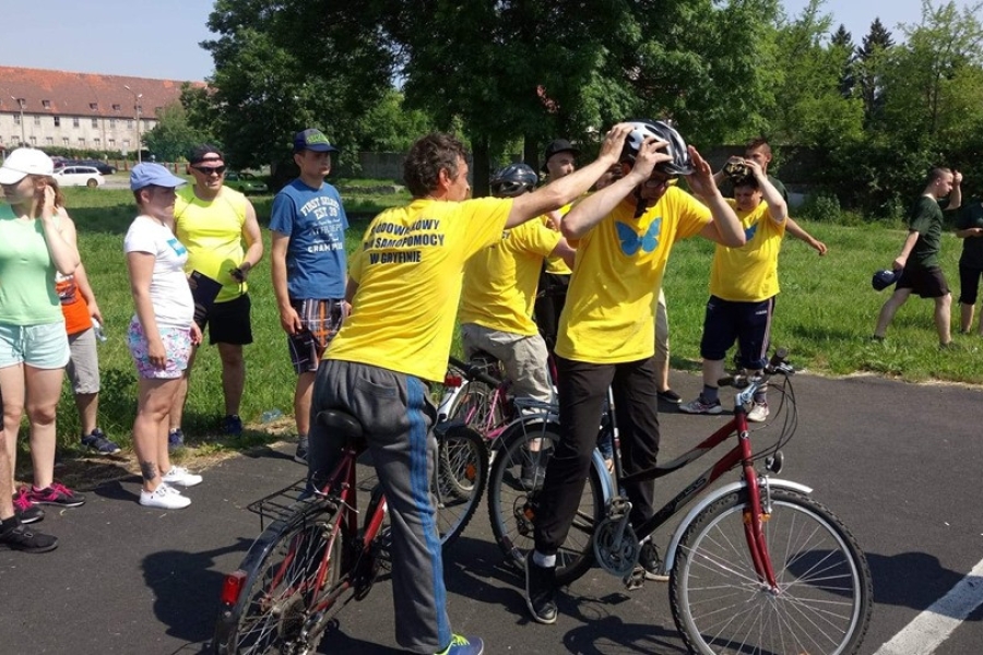 Uczestnicy szykujący się do rajdu rowerowego