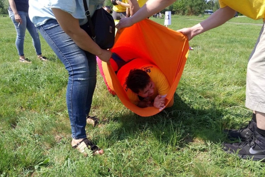 Uczestniczka przechodząca przez tunel animacyjny