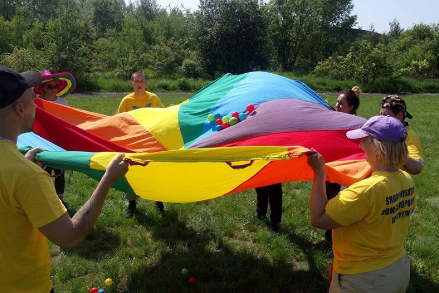 Zabaw uczestników z wykorzystaniem chusty klanzy
