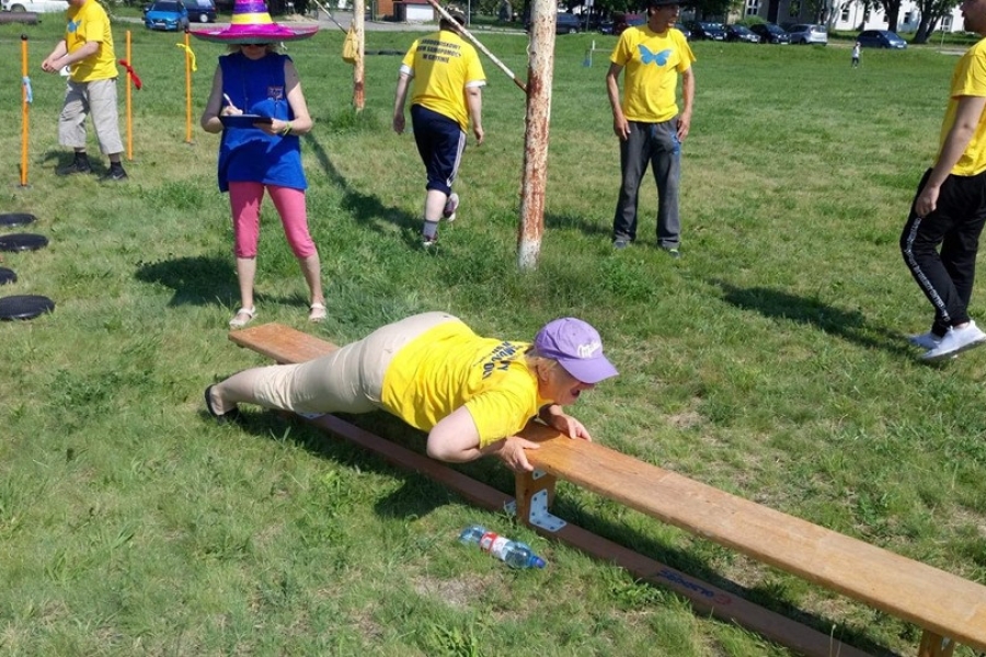 Uczestniczka podczas zabawy na ławce.