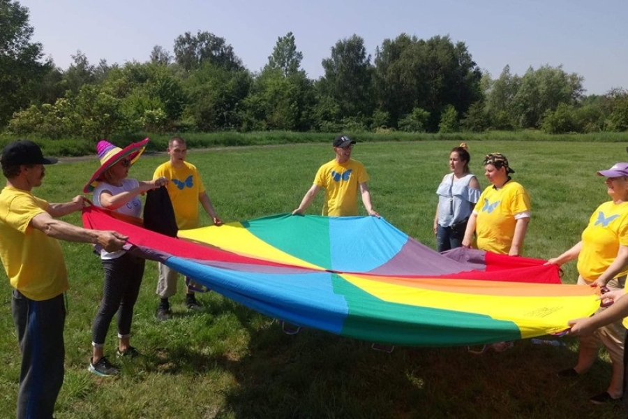 Zabaw uczestników z wykorzystaniem chusty klanzy