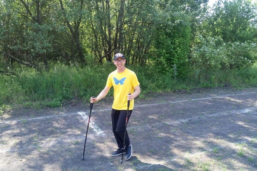 Uczestnik podczas marszu z kijkami Nordic-walking