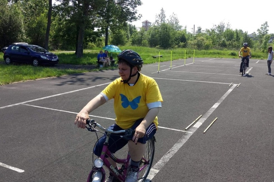 czestnicy podczas pokonywania toru przeszkód na rowerach.