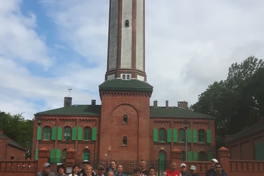 Uczestnicy ŚDS na tle latarni morskiej w Niechorzu.