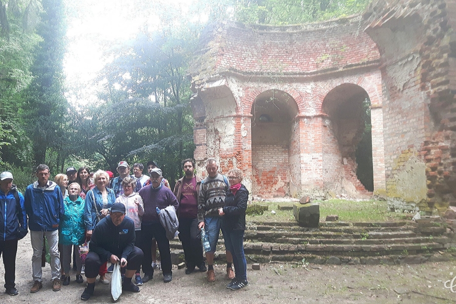 Grupa uczestników stoi na tle ruin mauzoleum.