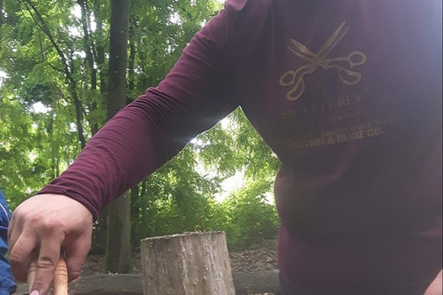 Uczestnik grillujący kiełbaski.