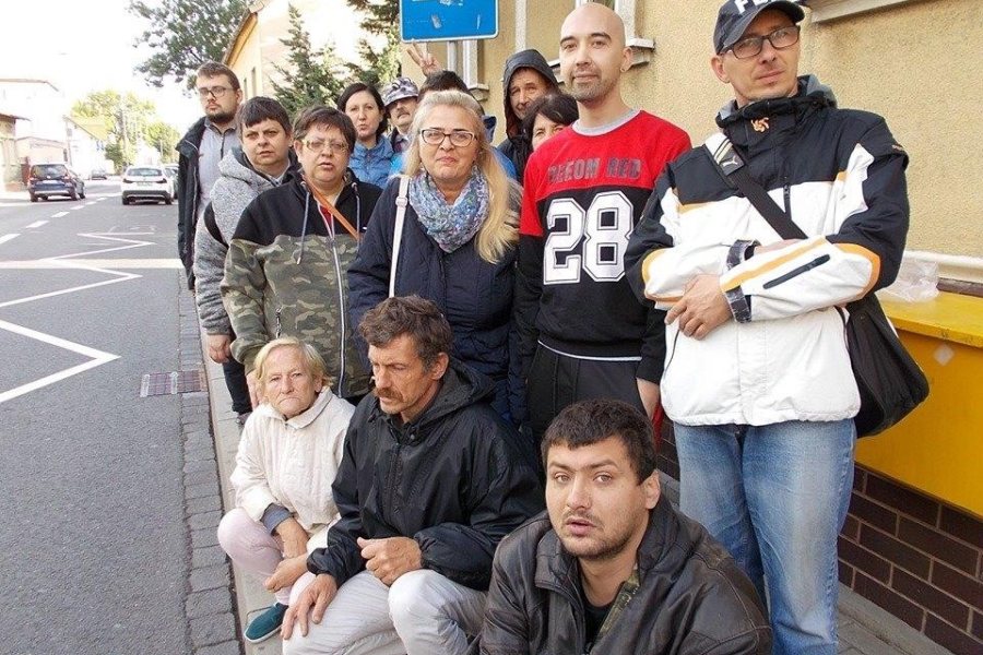 Uczestnicy czekający na autobus na przystanku