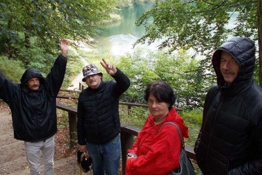 Uczestnicy na wzniesieniu na tle jeziora