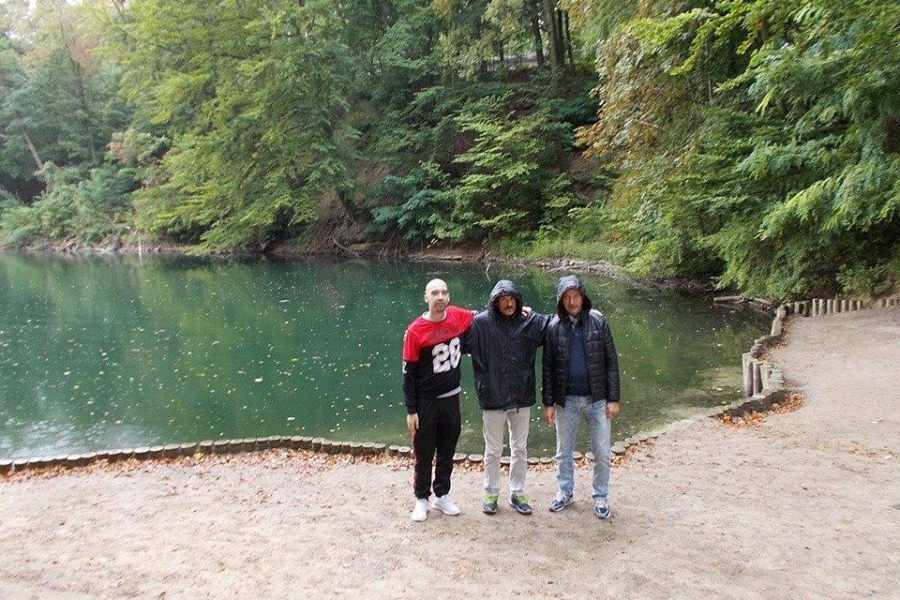 Trójka uczestników na tle jeziora szmaragdowego