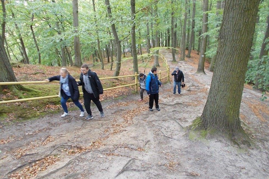 Uczestnicy wchodzący na szklak turystyczny