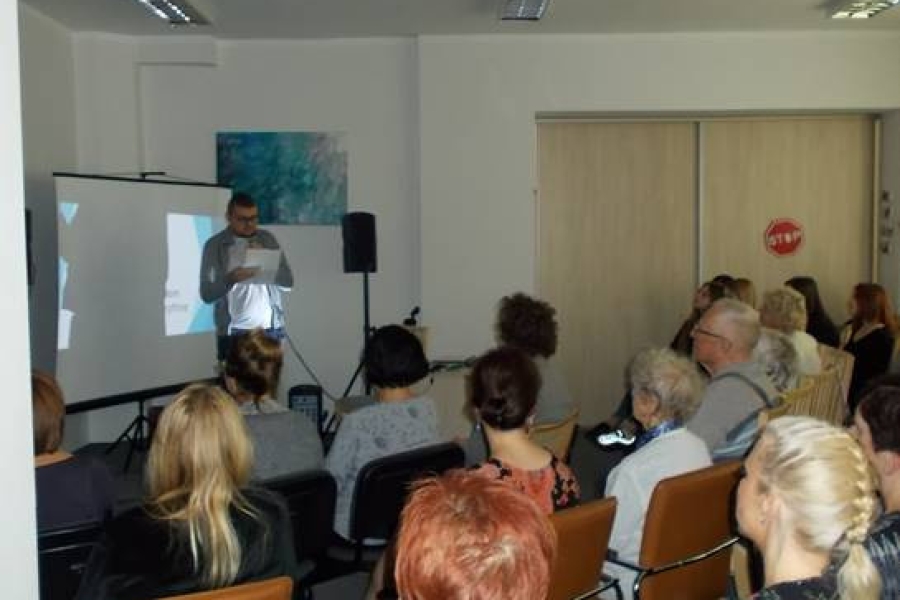 Uczestnik przemawiający do widowni