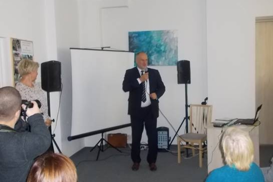 Burmistrz przemawiający do publiczności