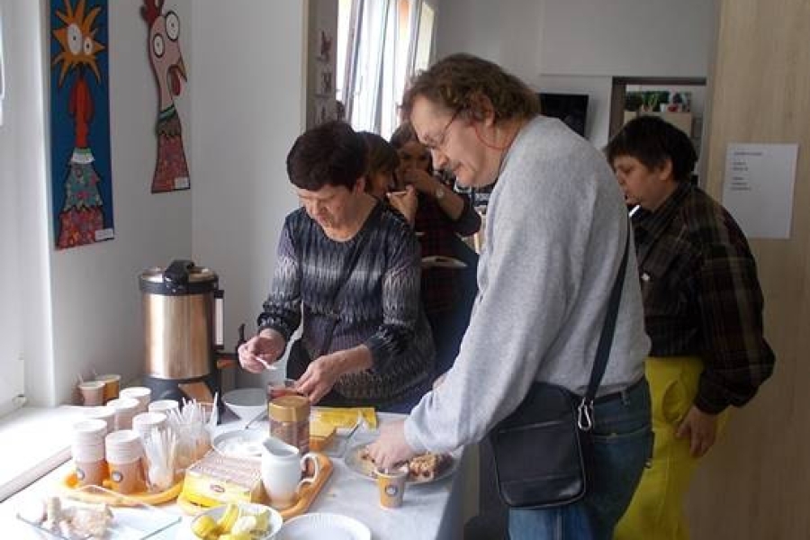 Uczestnicy wraz zaproszonymi gośćmi podczas poczęstunku