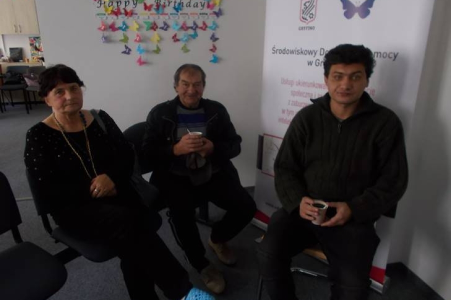 Uczestnicy podczas picia kawy siedzący na krześle