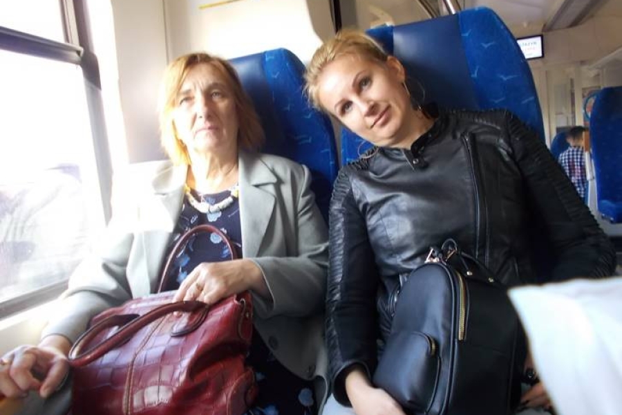 Uczestniczka wraz z pedagogiem podczas podróży pociągiem