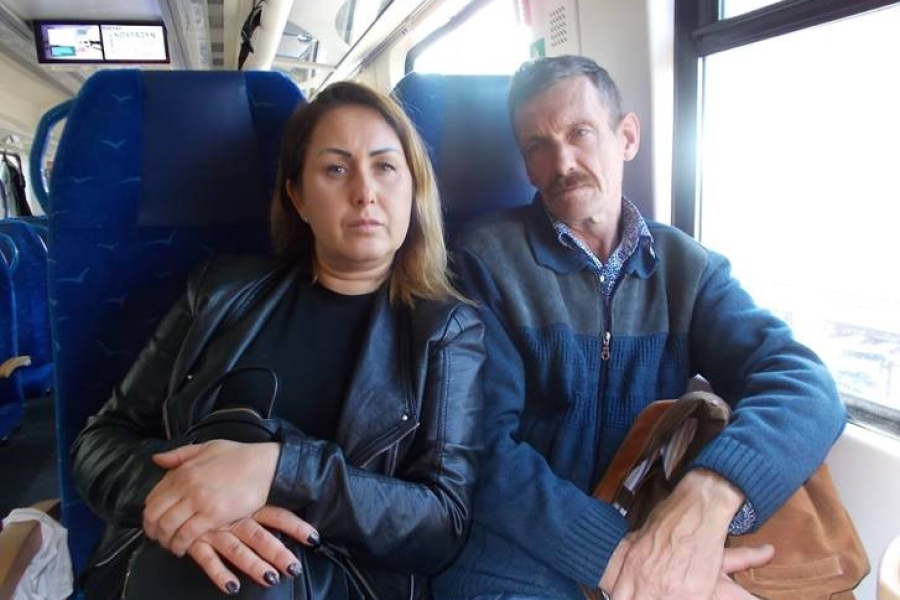 Uczestnik wraz z terapeutką podczas podróży pociągiem