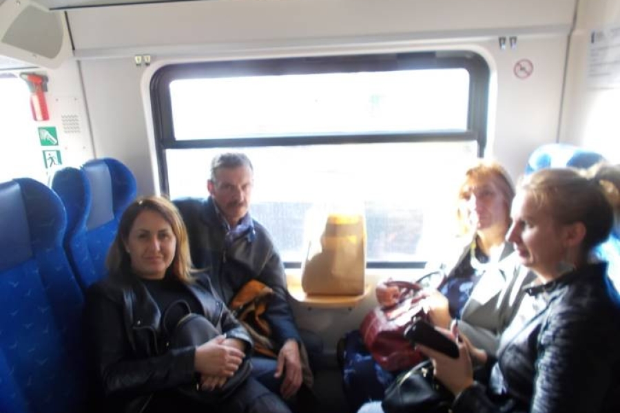Uczestnicy z terapeutami podczas podróży pociągiem