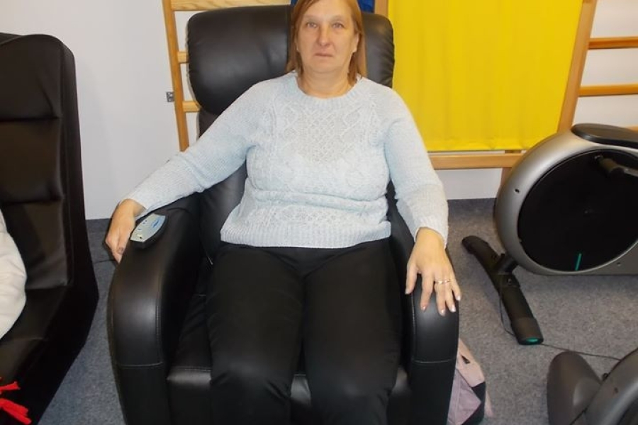 Uczestniczka siedząca na fotelu do masażu