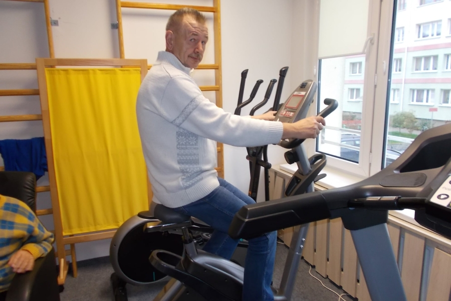 Uczestnik podczas ćwiczeń na rowerze stacjonarnym